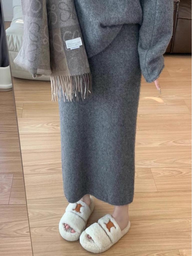 Elegant High-Waisted Women's Knit Skirt - Slimming, Mid-Length, Hip-Hugging, Soft & Glutinous for Autumn and Winter