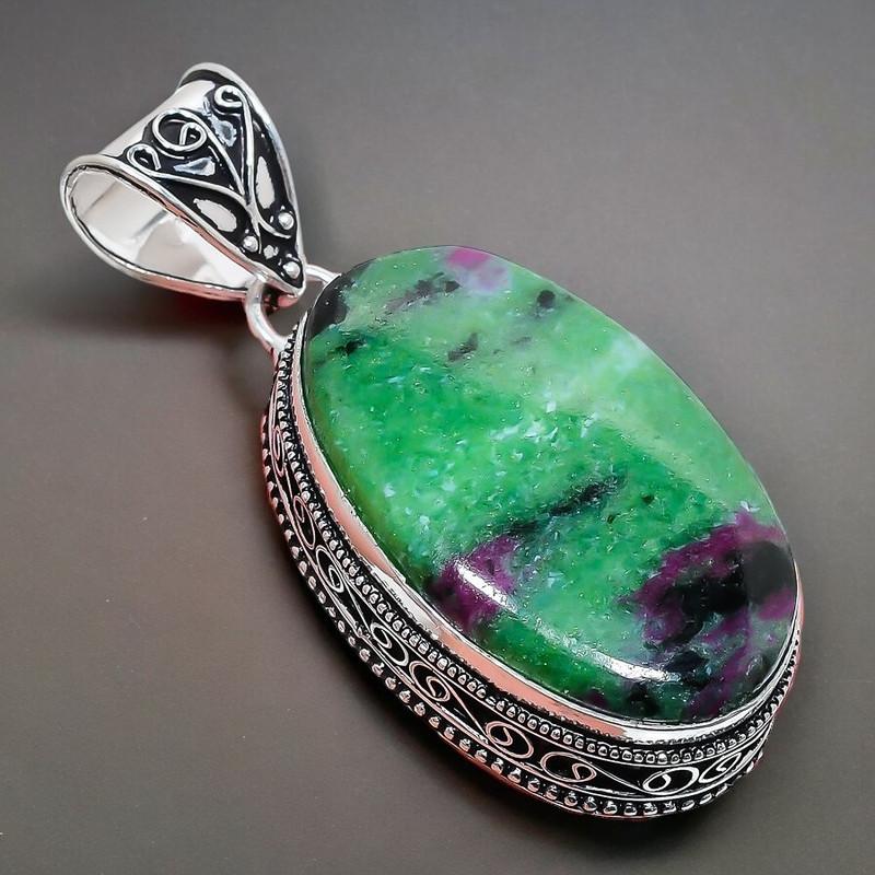 Wisiorek z rubinowego kamienia Zosite wykonany ręcznie ze srebra próby 925, 2,17" AH-877