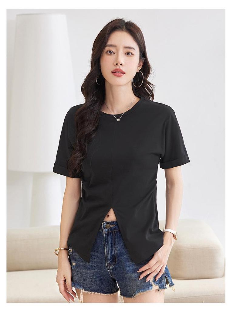 Tricou de damă cu mânecă scurtă din bumbac mercerizat în stil coreean, cu mâneci suflecate și șliț lateral.