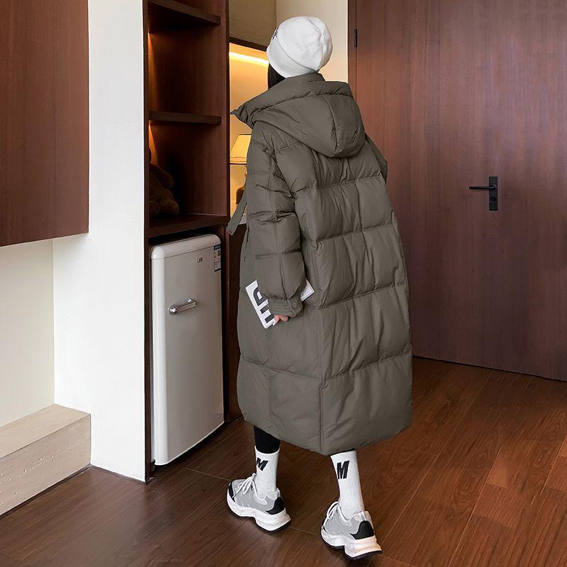 Kabat s kapucí a péřovou výplní ke kolenům - Silný, volný střih, korejský styl, odolný proti chladu s ozdobou na stuze.