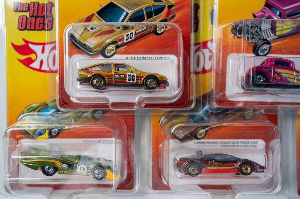Hot Wheels The Hot Ones Set Includes Porsche VW JBY68 [Brand New, Unopened] 7-Car (Retro Series) - 917, Countach, Bus, BMW, Etc.