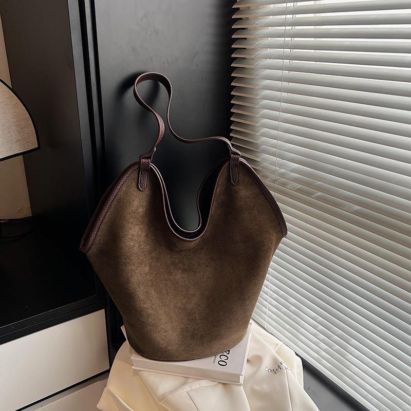 

Large capacity bag women s new autumn and winter retro fashion shoulder bag niche versatile commuter tote bag зелёный