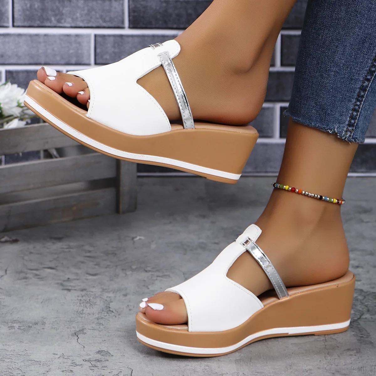 Модные летние босоножки на танкетке для женщин 2024 года — фото 5