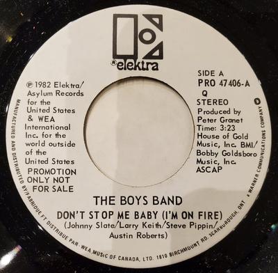 7-tums skiva POJKBAND - Stoppa mig inte baby (Jag brinner) PRO47406 Elektra 1982 Kanada Rock Begagnad