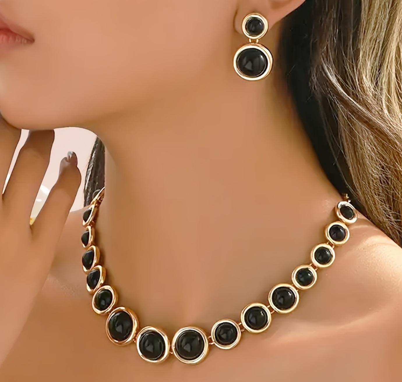 

Модные украшения для женщин чёрный