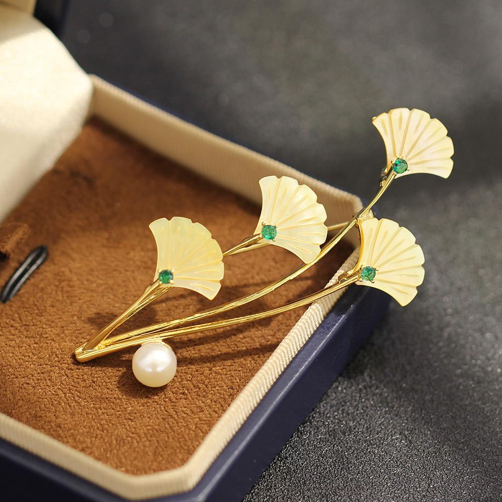 Высококачественный ретро натуральный желтый фритиллярия резной гинкго билоба брошь темперамент простой пресноводная жемчужина лист булавки аксессуары