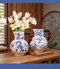 Vintage Blauw en Wit Porseleinen Kleine Vaas voor Bloemschikkingen – Retro Keramisch Ornament voor Woonkamer Decoratie.