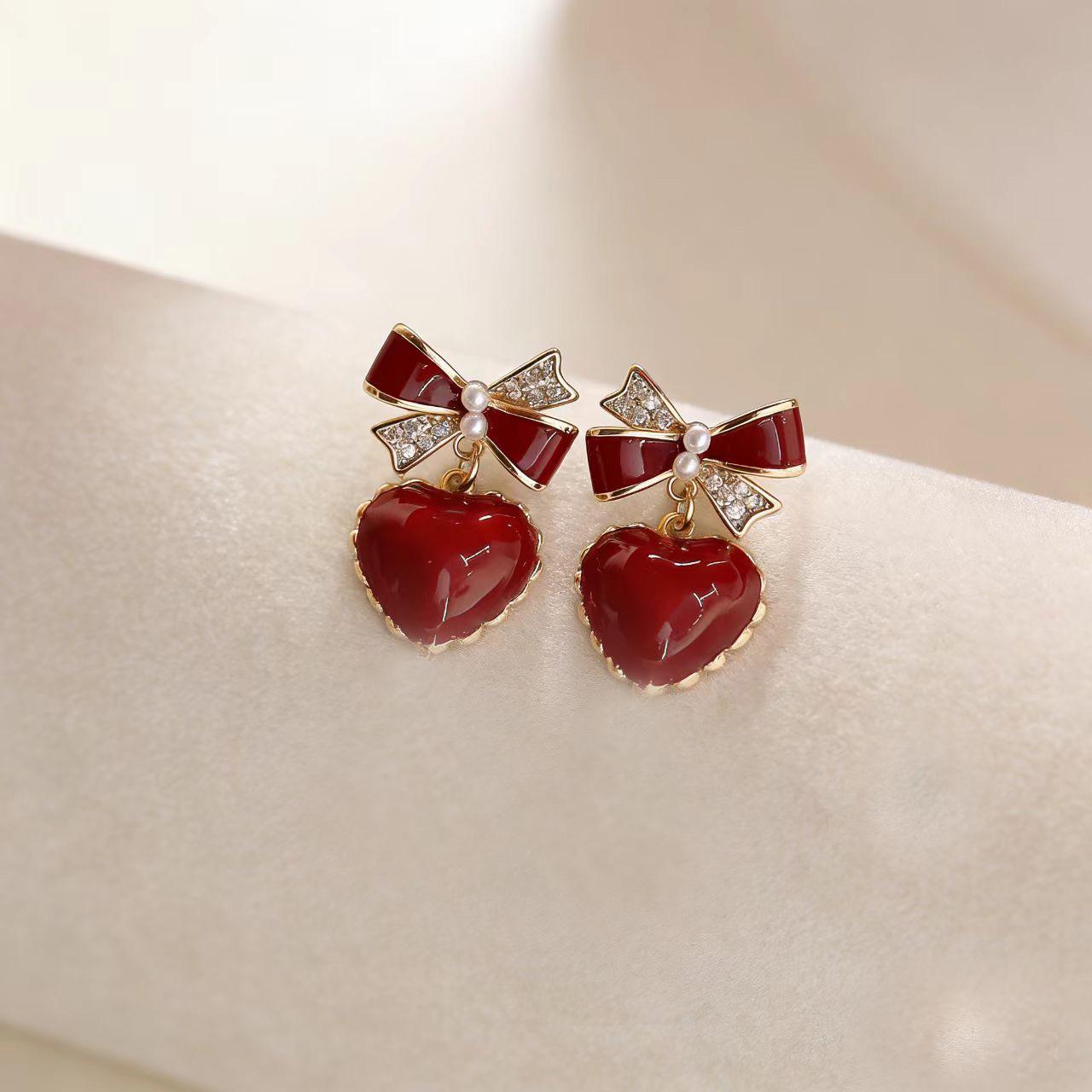 Heart-Shaped Rhinestone Bow Earrings: Elegant & Fashionable Skin-Brightening Accessories for Women красный
