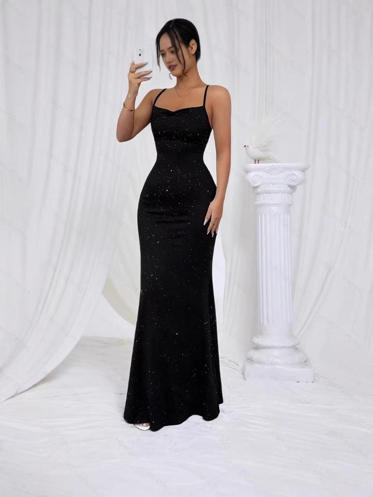 Rotes Schlankes Paillettenkleid mit Spaghettiträgern: Figurschmeichelndes Abendkleid für Partys