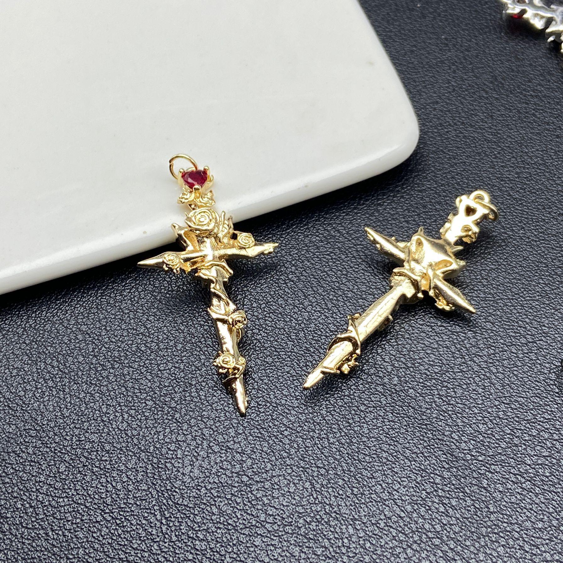 Готический крест-роза: Кристальная Арт-накладка на Ногти и Манжета-серьга