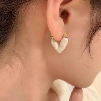 Elegante Herz-Ohrringe mit weißer Glasur – 2023 Trendig, Klein & Exquisiter Modeschmuck für Frauen
