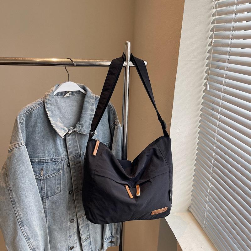 Large-capacity cloth bag women's new summer simple and versatile shoulder messenger bag class commuter dumpling bag