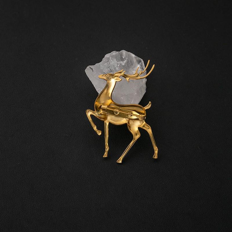 Elegant Gold Deer Brooch: High-End Metal Suit Accessory with Creative Design.
