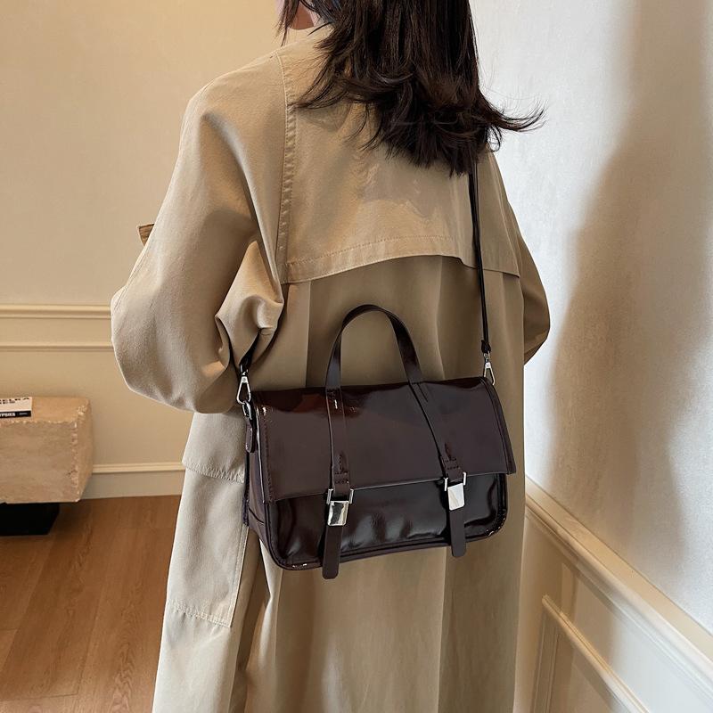 Autumn and winter retro portable small bag women's 2025 new trendy large-capacity commuting document small square bag shoulder messenger bag