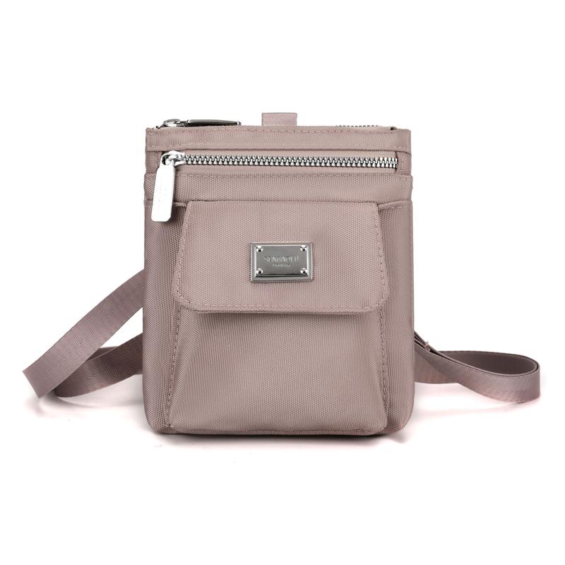 Bolso Cruzado Compacto de Nailon para Mujer – Diseño Ligero y Resistente al Agua con Placa Metálica con Logo y Múltiples Bolsillos, Ideal para el Uso Diario