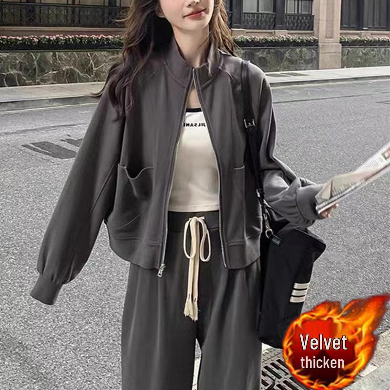 

Женский серый комплект из свитшота и брюк - Модный тренд осени 2024 Medium