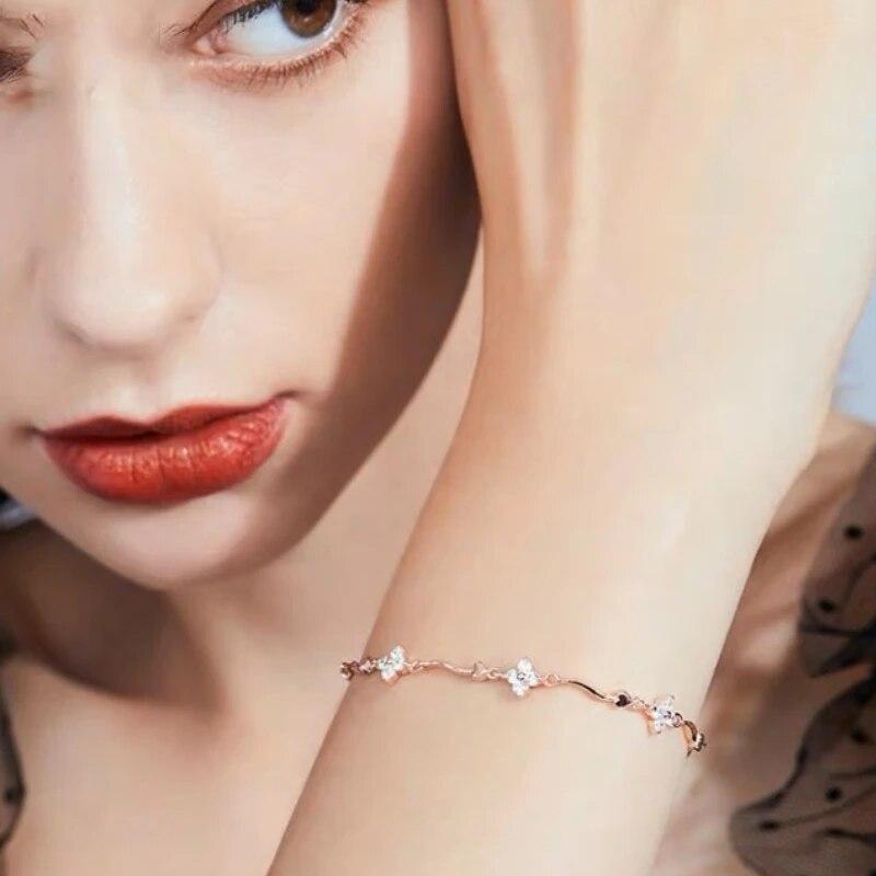 Šumivý zirkonový čtyřlistý květinový řetízkový náramek lehký luxusní design pro ženy výklenek Jednoduché desgin párty šperky dárky