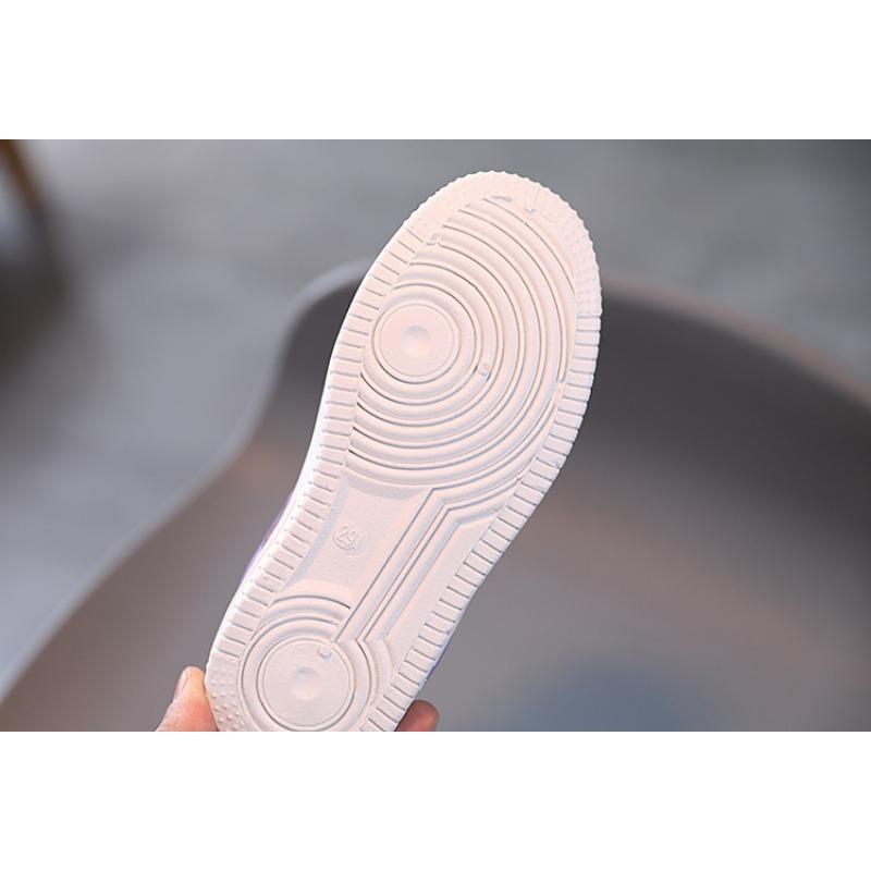 Koreanischer schlichter Stil Frühling und Herbst neue Kindersportschuhe Spleißfarbe Mode Board Schuhe weiche Sohle rutschfest Trendschuhe