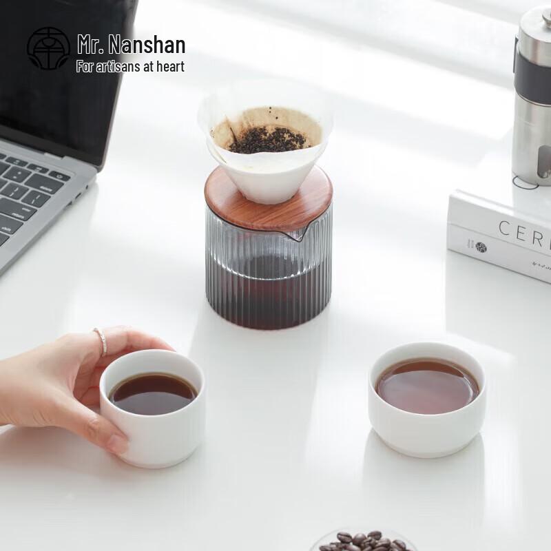 Herr Nanshan. Minimalistisches Keramik-Pour-Over-Kaffeeset