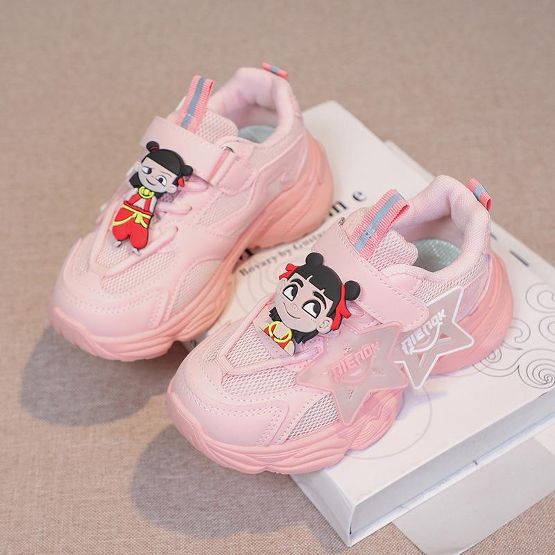 

Обувь для девочек Nezha 2025 весна и осень новая детская сетчатая спортивная обувь мягкая подошва кроссовки для бега для девочек дышащая 26