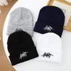 Buchstabenstickerei Strickmütze Herbst und Winter Mode Koreanischer Trend Vielseitige Wollmütze Pullovermütze für Damen und Herren Outdoor Thermomütze