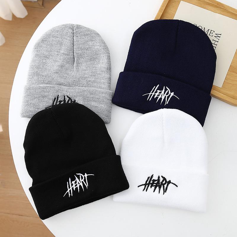 Buchstabenstickerei Strickmütze Herbst und Winter Mode Koreanischer Trend Vielseitige Wollmütze Pullovermütze für Damen und Herren Outdoor Thermomütze
