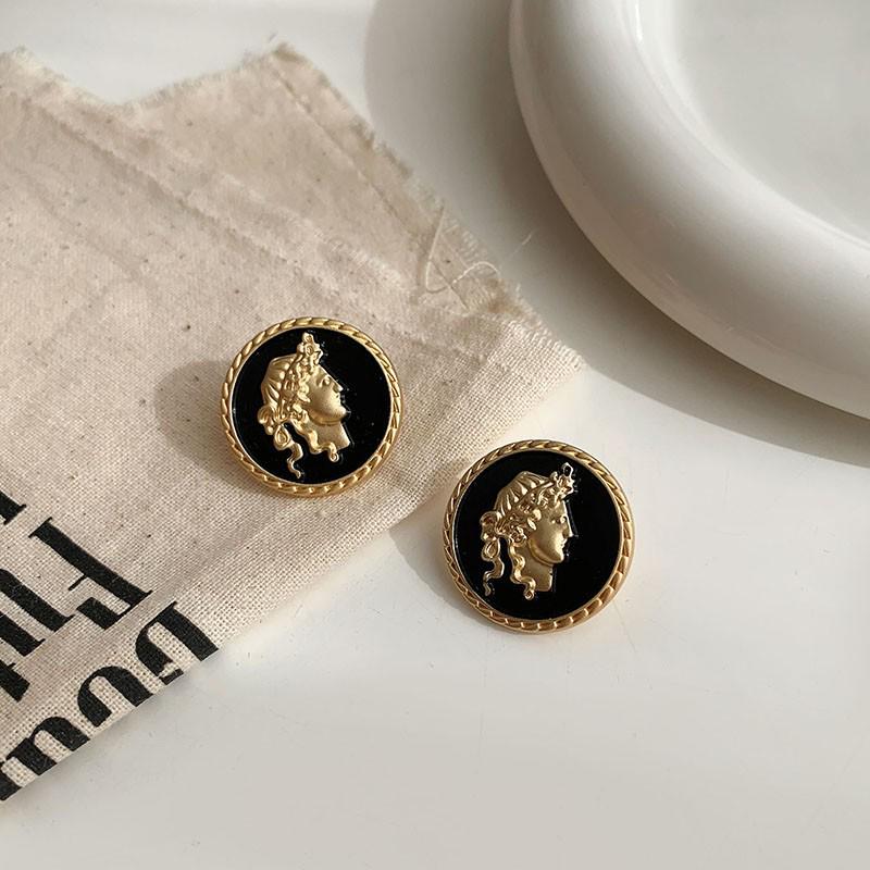 Korean Retro Black & White Checkerboard Stud Earrings: Unique & Simple Style