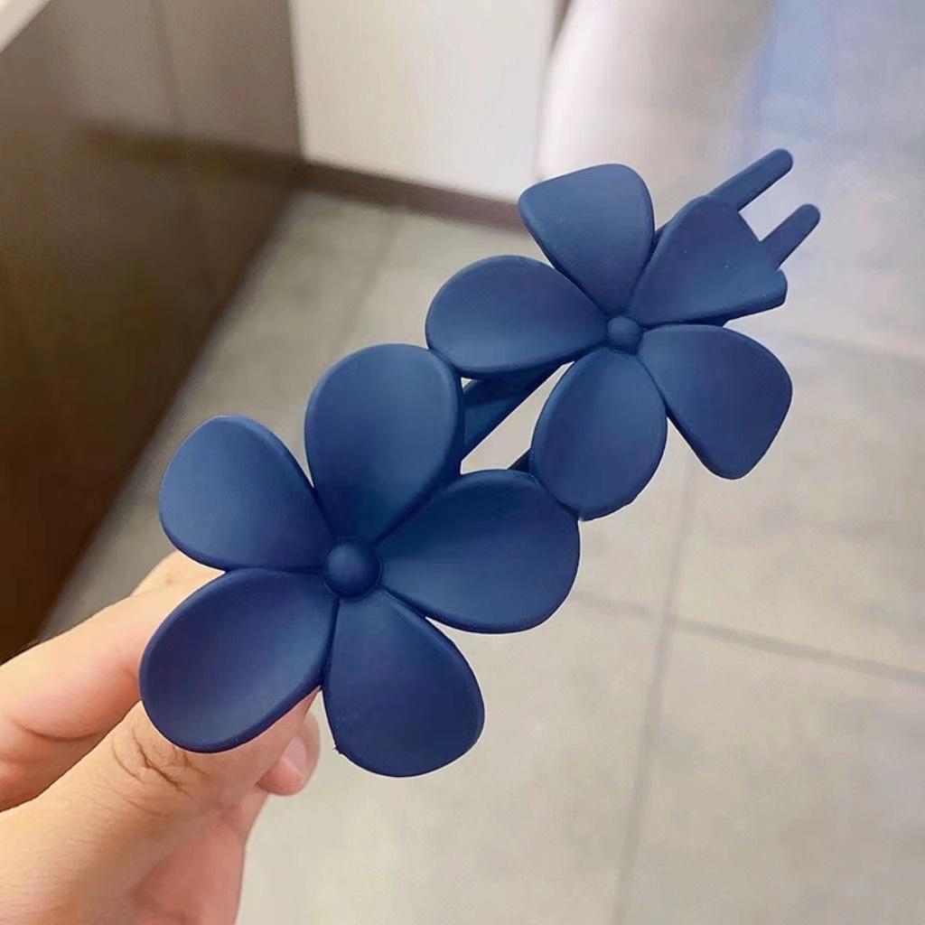 Matte Flower Hair Clip: Versatile Women's Duckbill Accessory for Updos