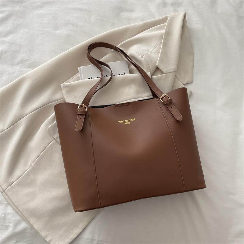 

Chic Minimalist Tote Bag for Women Soft Faux Leather Commuter Shoulder Handbag Large Capacity Work Bag коричневий