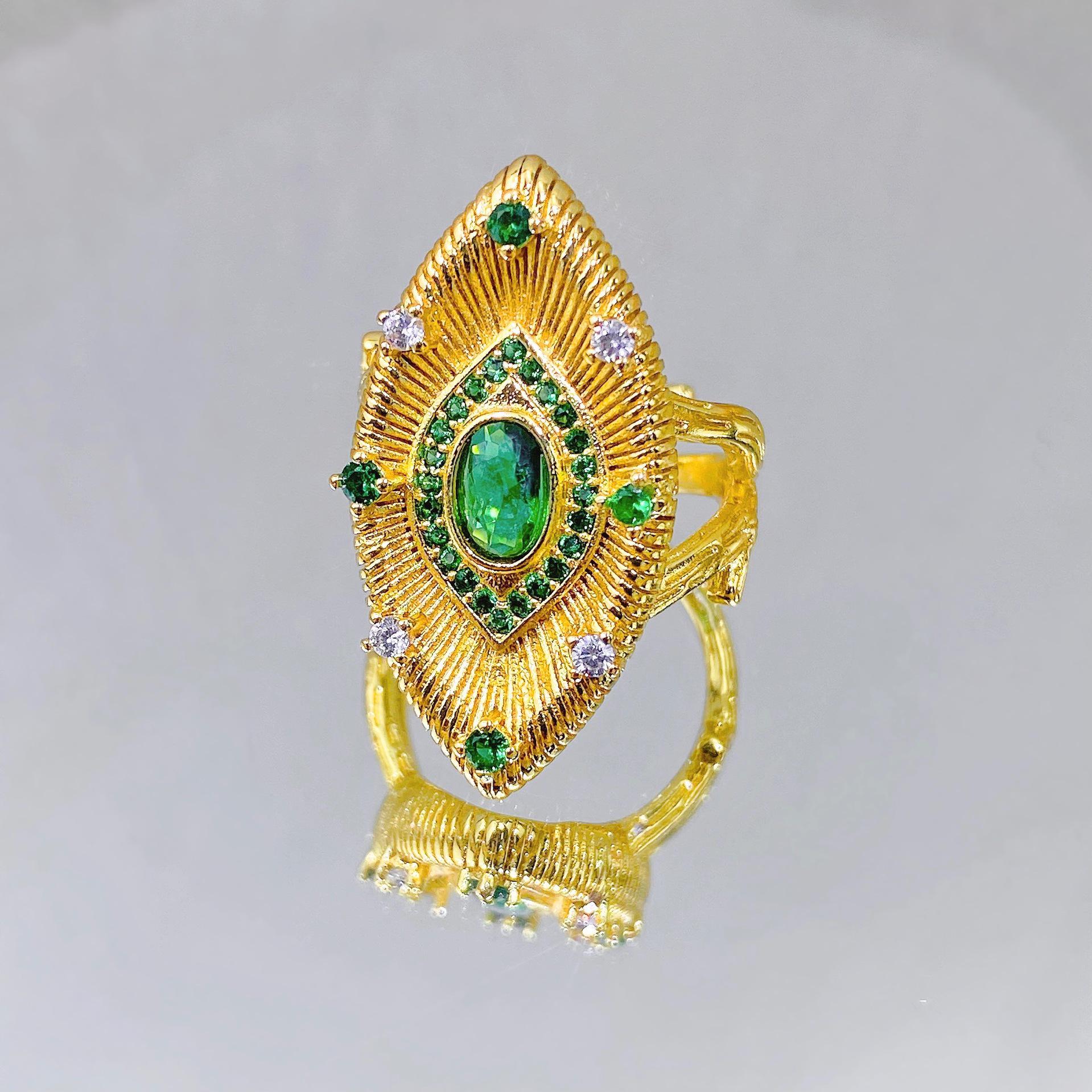 

Ожерелье «Глаз дьявола» и серьги с имитацией изумруда, ювелирный набор