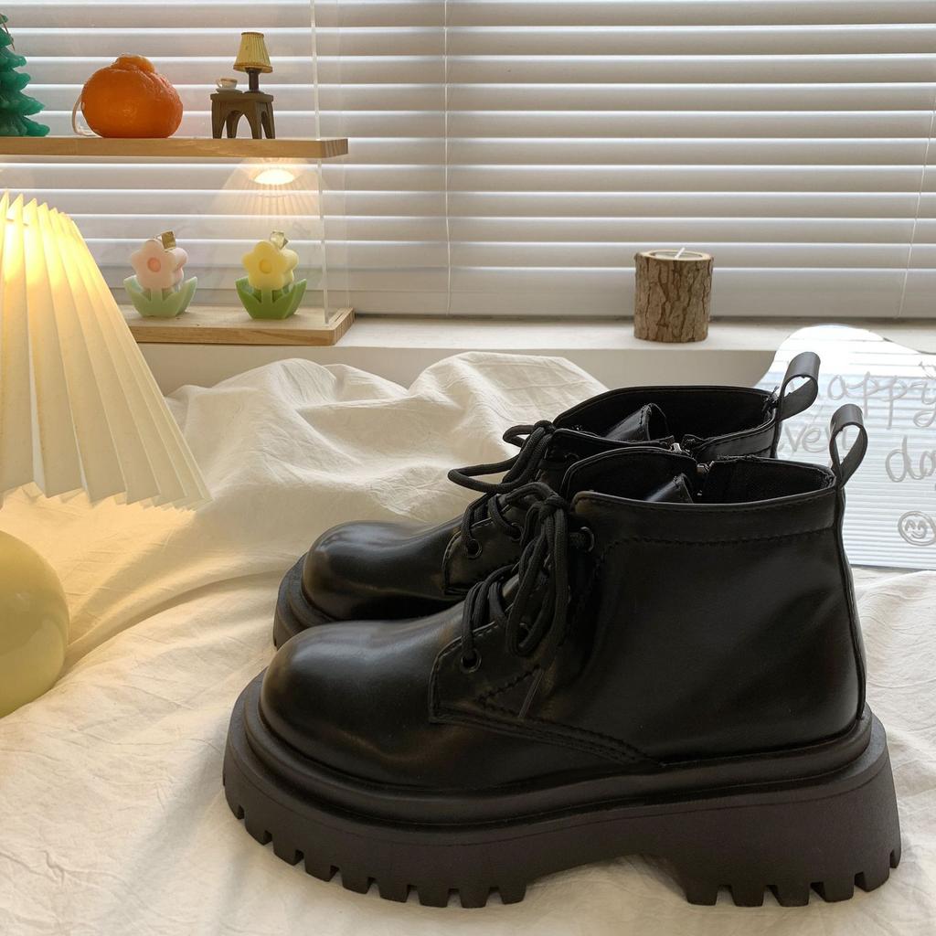 Dicksohlige Vierloch-Kurzschaft-Erhöhung Martin-Stiefel Damen klein Mann mit Rock vielseitig Retro Britischer Stil Frühling und Herbst Einzelstiefel i