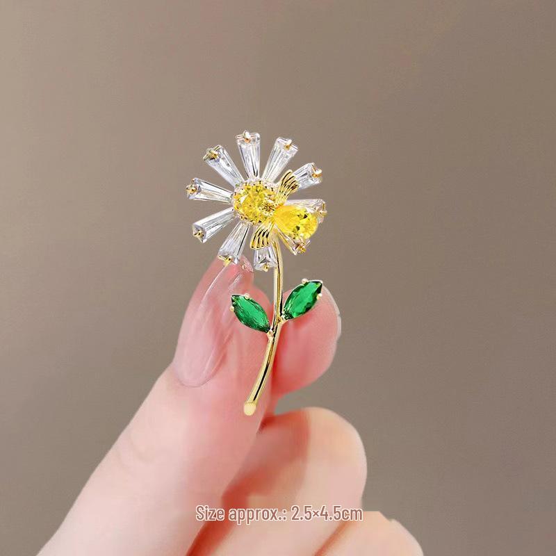 2024 Women's High-Grade Anti-Exposure Brooch: Stylish, Niche Design Clothes Pin.