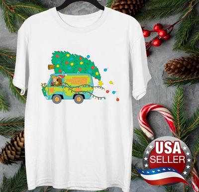Koszulka Scooby Doo z ciężarówką przewożącą choinki Wszystkie rozmiary S-5XL Prezent na Boże Narodzenie AD711 Koszulka Unisex