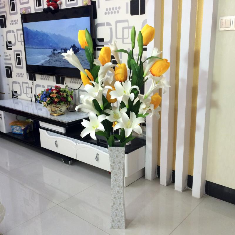 Künstlicher Hochzweig-Lilienstrauß: Seiden- & PU-Tulpen für Wohnzimmer-Bodendekoration