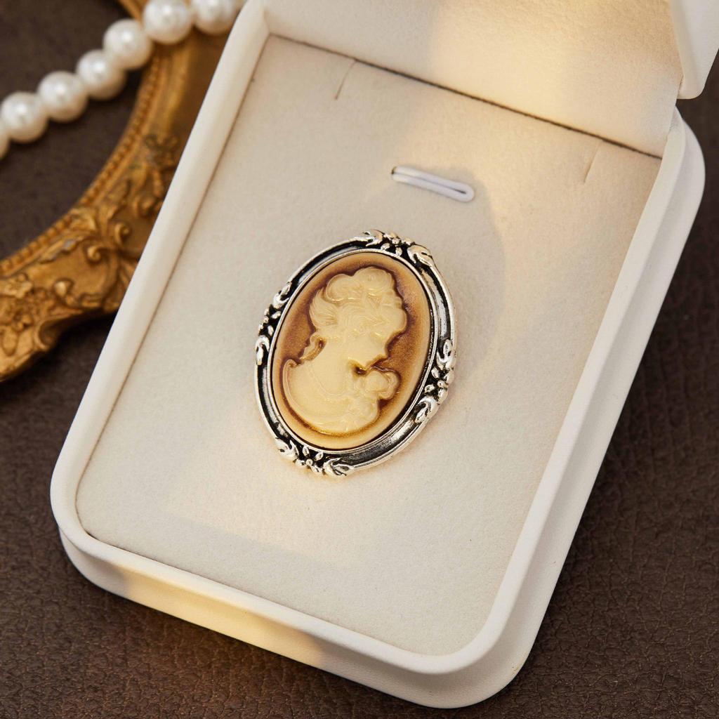 Elegant Vintage Floral Rhinestone Brooch for Women - Retro Court Style