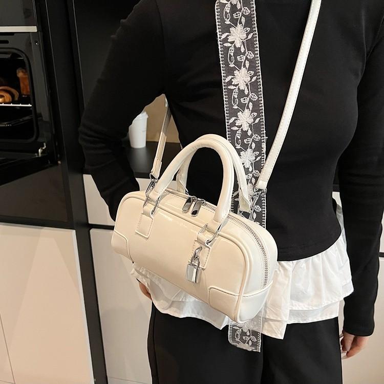 Fashion hand carry small square bag women 2025 new fashion casual shoulder bag premium messenger bag