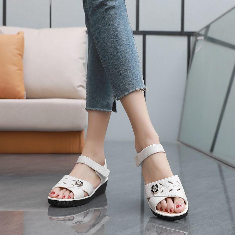 Sandales pour femmes portant des semelles souples d'été, talons inclinés antidérapants, chaussures de travail de plage à fond plat, sandales en plastique pour femmes