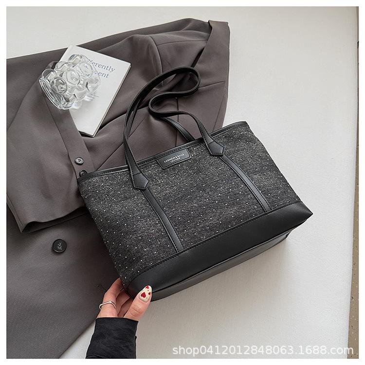 

Ретро сумка контрастного цвета большой вместимости женская 2025 новая высококлассная нишевая дизайнерская сумка через плечо сумка-тоут для поездок на работу чёрный