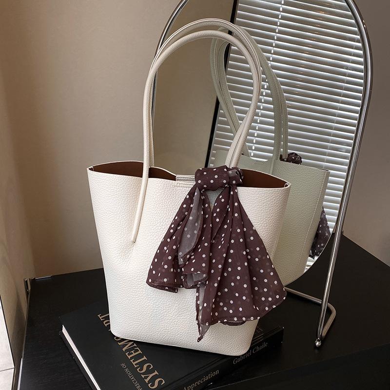 This year's popular bag women's large capacity 2025 new trendy spring and summer fashion hand carry shoulder bag commuter bucket bag