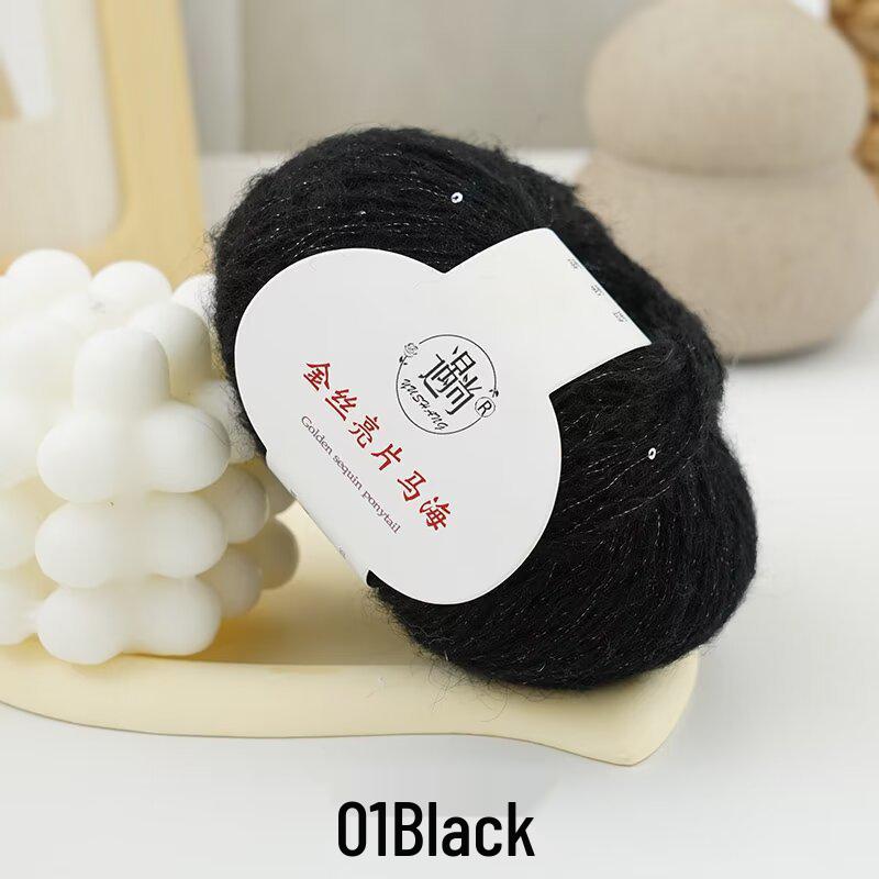 Goldfarbiges Pailletten-Mohair-Garn zum Selbermachen: Perfekt für das Handstricken von Schals, Stolen und Pullovern. Feine Flauschtextur.
