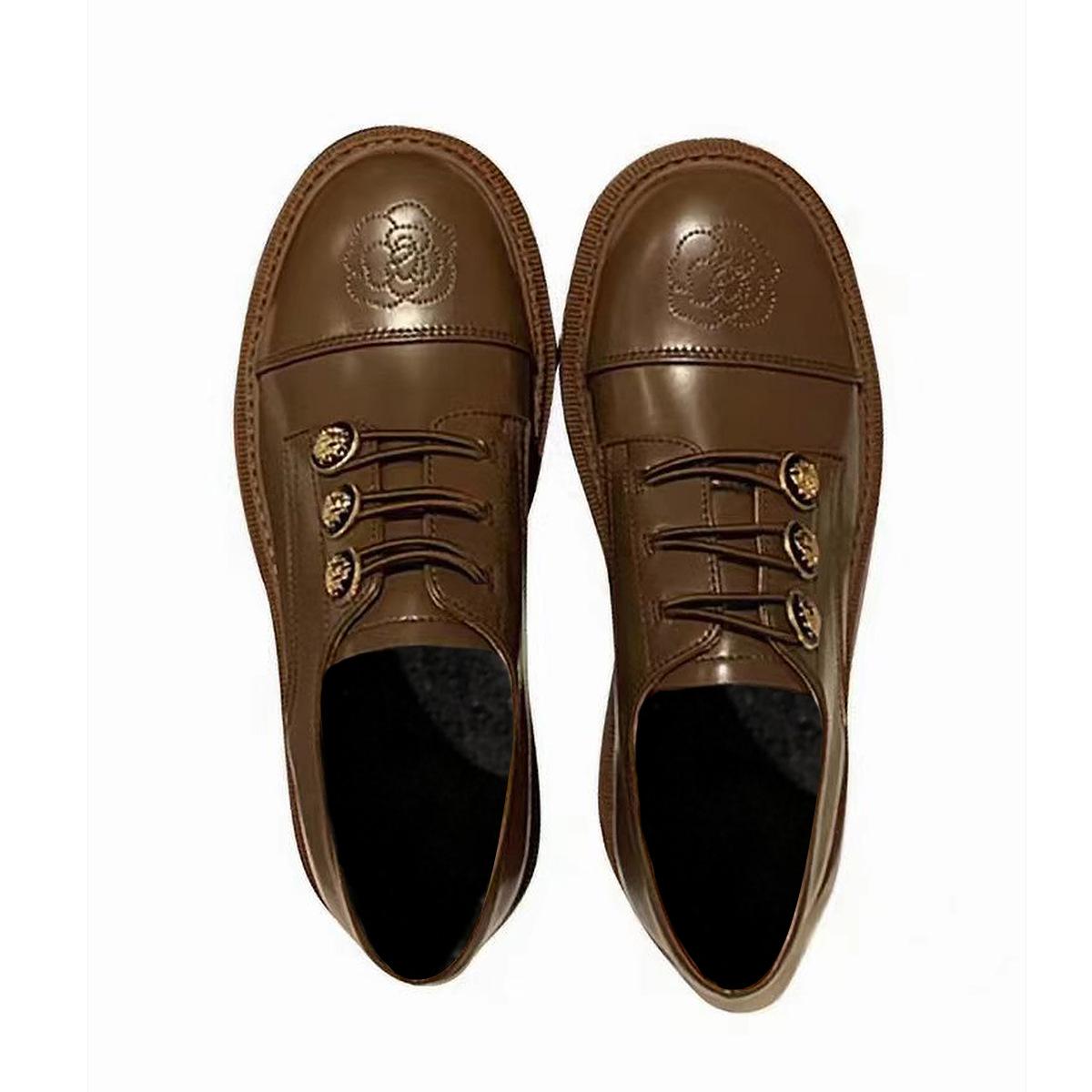 

Мокасины, женские маленькие кожаные туфли в британском стиле на толстой подошве. Кожаные туфли на среднем толстом каблуке в стиле Хепберн с маленькой золотой пряжкой. 40