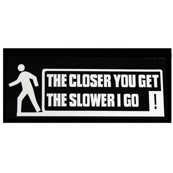 

Чем ближе вы становитесь, тем медленнее я иду забавная наклейка на окно автомобиля, бампер, виниловая наклейка белый