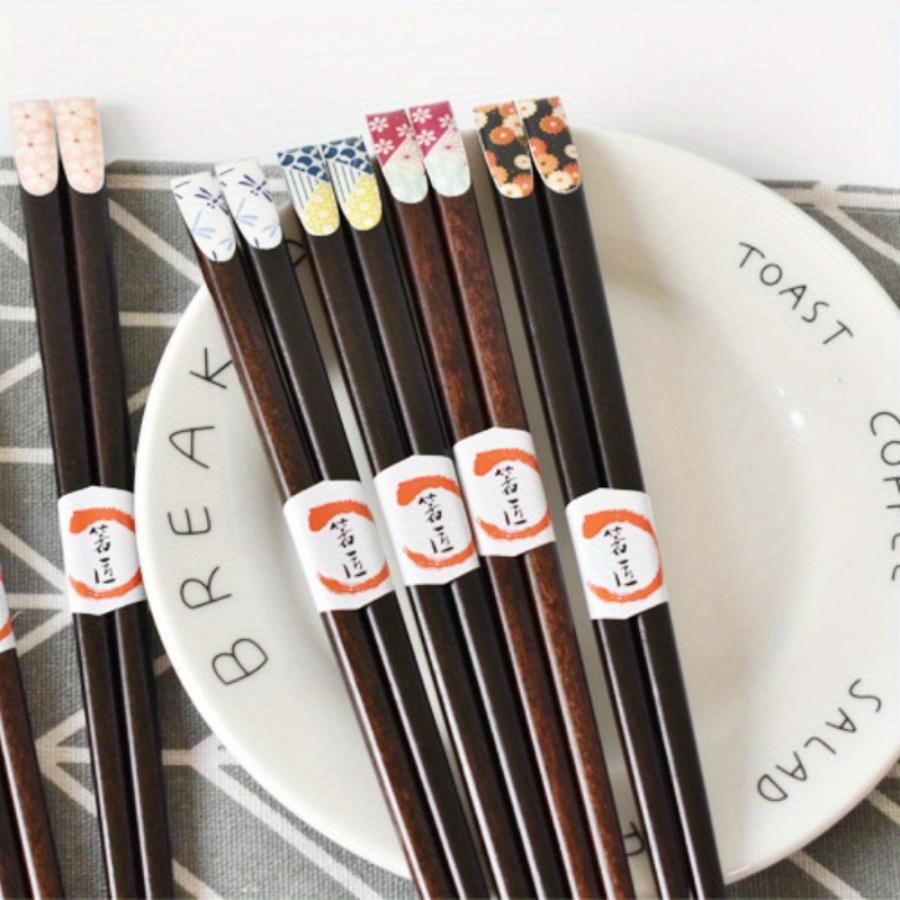 1 pár Japonských květinových vzorů Špičaté hůlky Hladké dřevěné hůlky bez vosku Bodkované hůlky Čínská rodinná restaurace Banket Použití servírovacích hůlek