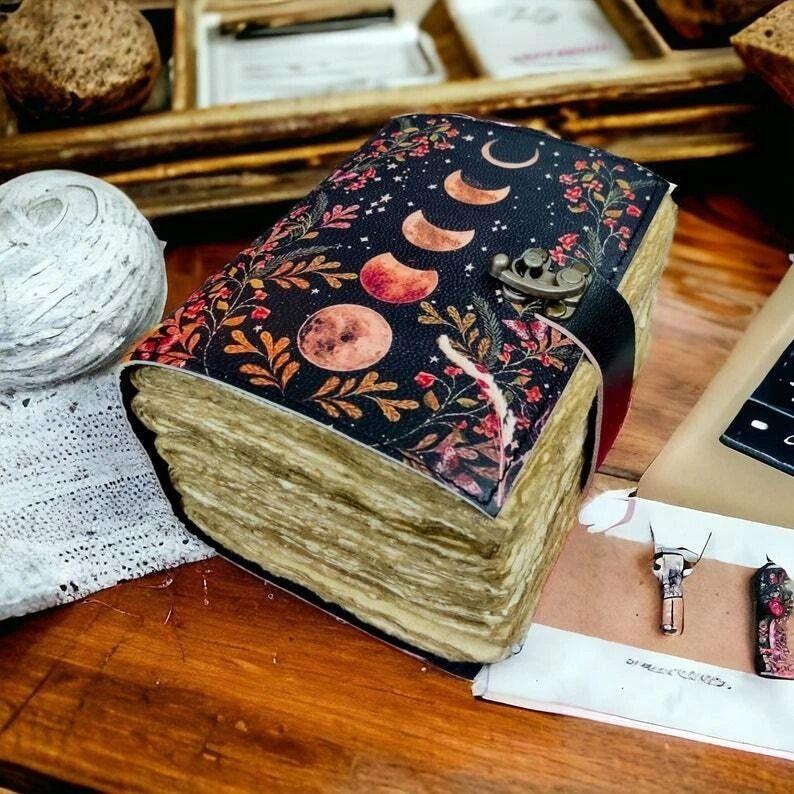 

Большой журнал с фазами луны, толстый журнал-гримуар в винтажной кожаной обложке, пустая книга заклинаний 7 x 5 in