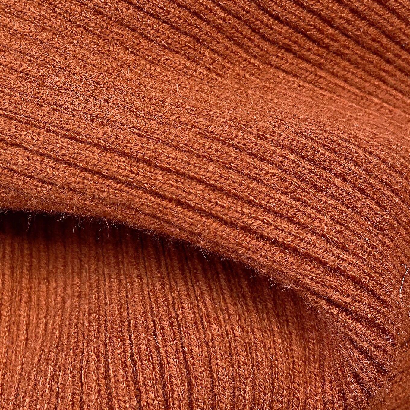 Утепленные теплые трикотажные платья с квадратным вырезом в рубчик — фото 9