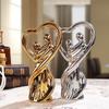 Galvanisierte Keramik-Paarfigur, Gold Silber Herz Liebhaber Skulptur Für Wohnzimmer, Tischplatte, Hochzeit Und Heimdekoration