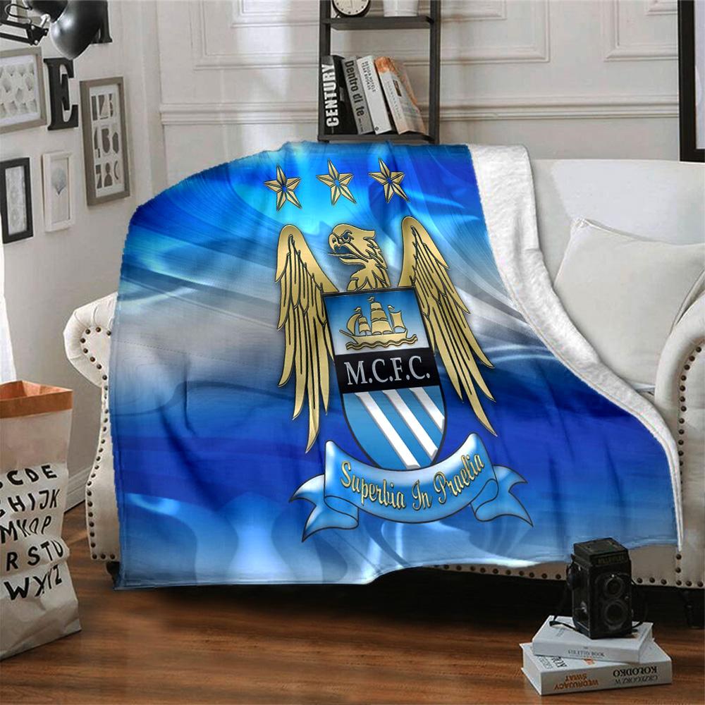 Fotbalová deka Manchester Crest z flanelu, měkký polyester, moderní design, celoroční pro kempování, cestování, dárky k svátkům nebo narozeninám