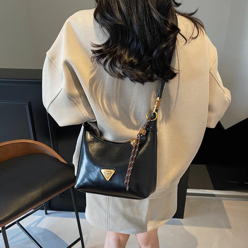 This Year, the Popular Small Bag Women's 2025 Autumn and Winter New Portable Pillow Bag Retro Glossy High-end Textured Messenger Bag