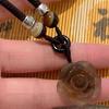 2 Stück Schöne Rose Blume und Friedensschnalle Anhänger Halskette Harz Halskette für Frauen, die ihre Garderobe aufwerten möchten