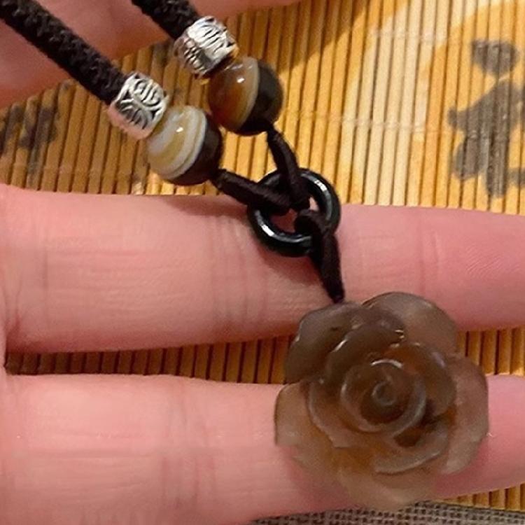 2 Stück Schöne Rose Blume und Friedensschnalle Anhänger Halskette Harz Halskette für Frauen, die ihre Garderobe aufwerten möchten